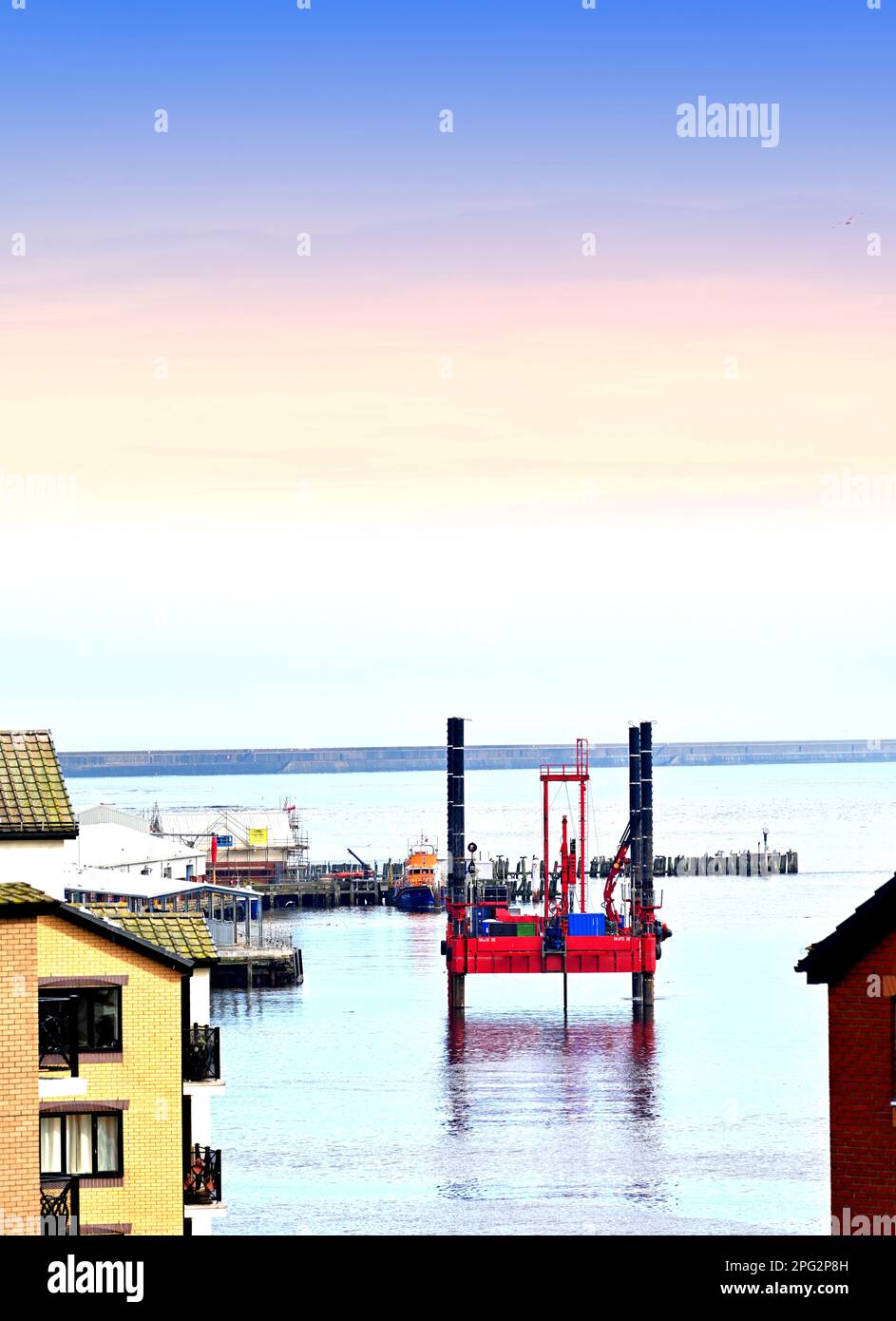 Carro di perforazione SKATE 3E di Immingham per la perforazione di prova del lungofiume Tyne per il nuovo terminal dei traghetti North Shields con la scialuppa di salvataggio RNLI sul retro Foto Stock