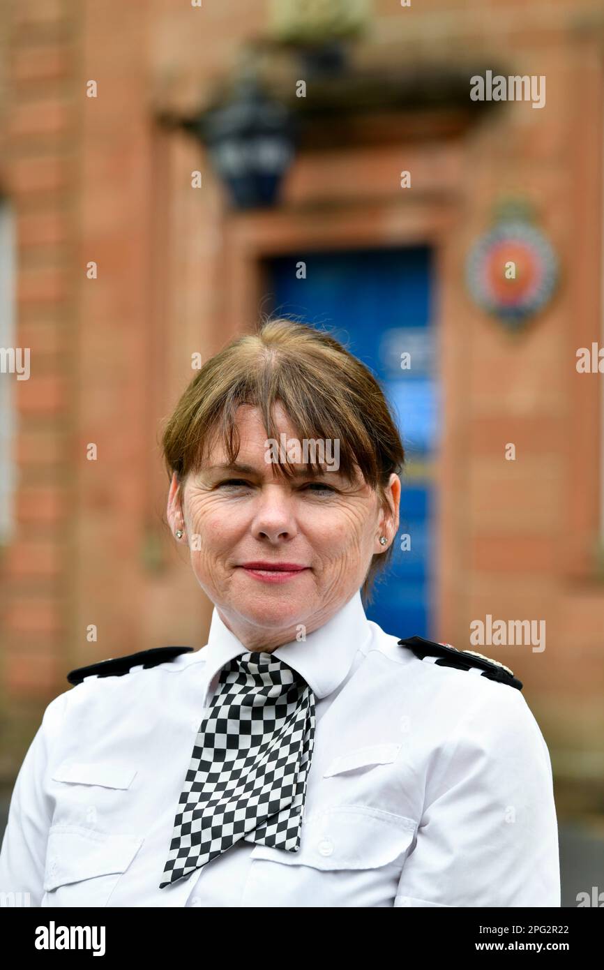 Il capo della polizia di Cumbria, il Constable Michelle Skeer. Fotografato fuori dalla sede della polizia, Carlton Hall, Penrith, Cumbria Foto Stock