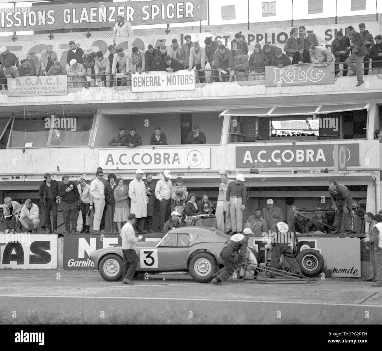 1963 le Mans. AC Cobra di Sanderson-Bolton ai box Foto Stock