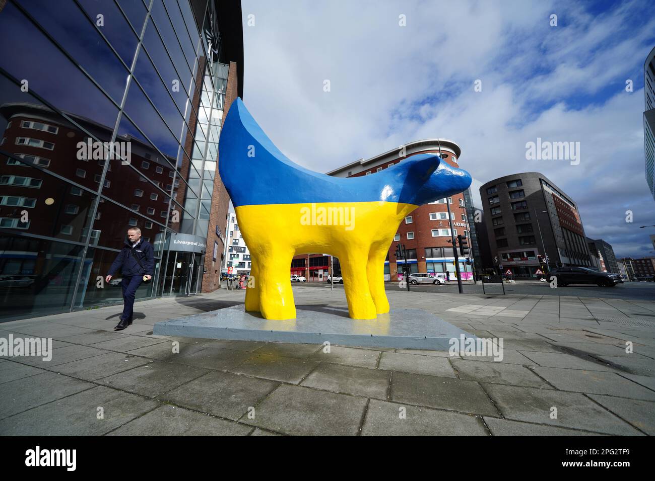 La scultura Superlambanana fuori dalla Avril Robarts Library della Liverpool John Moores University dipinta nei colori della bandiera Ucraina, davanti alla città che ospita il Concorso di canzoni Eurovision il 13 maggio. Eurovision si terrà a Liverpool dopo che il Regno Unito fu scelto per ospitare la competizione per conto dell'Ucraina dilaniata dalla guerra. Data immagine: Lunedì 20 marzo 2023. Foto Stock