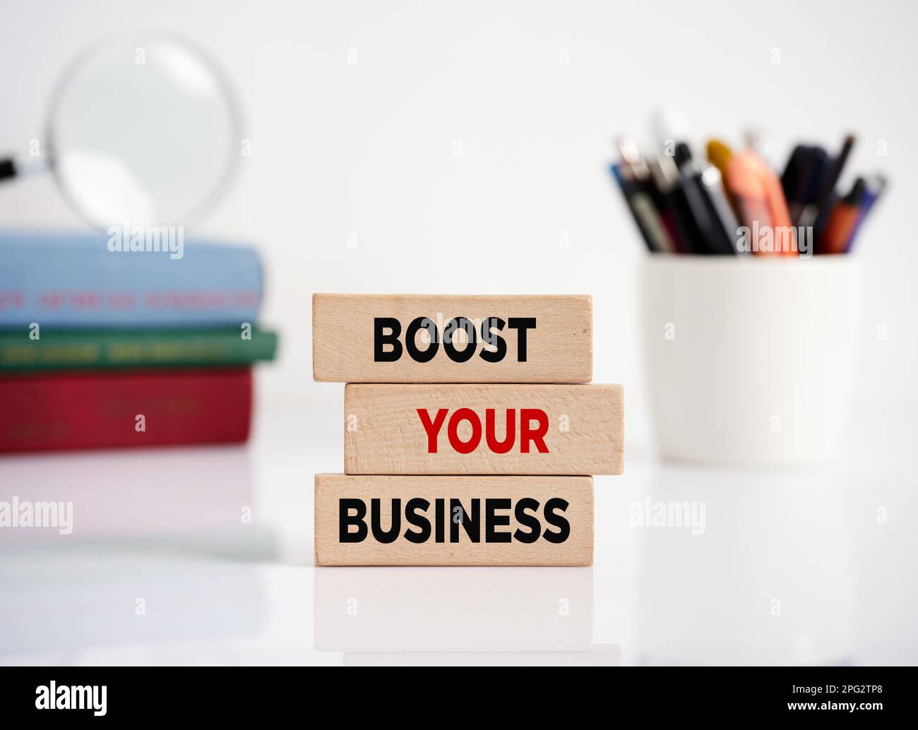 Il messaggio aumenta il tuo business su blocchi di legno su una scrivania ufficio. Concetto di crescita aziendale, di vendita o di sviluppo del reddito e di redditività. Foto Stock