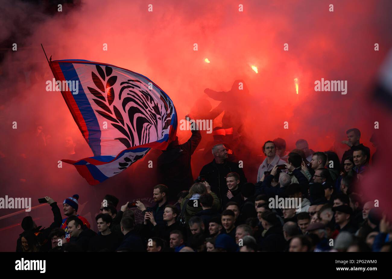 Londra, Regno Unito. 19th Mar, 2023. 19 Mar 2023 - Arsenal contro Crystal Palace - Premier League - Emirates Stadium i fan di Crystal Palace 'Ultra' hanno fatto il loro flares prima della partita della Premier League presso l'Emirates Stadium, Londra. Picture Credit: Notizie dal vivo su Mark Pain/Alamy Foto Stock