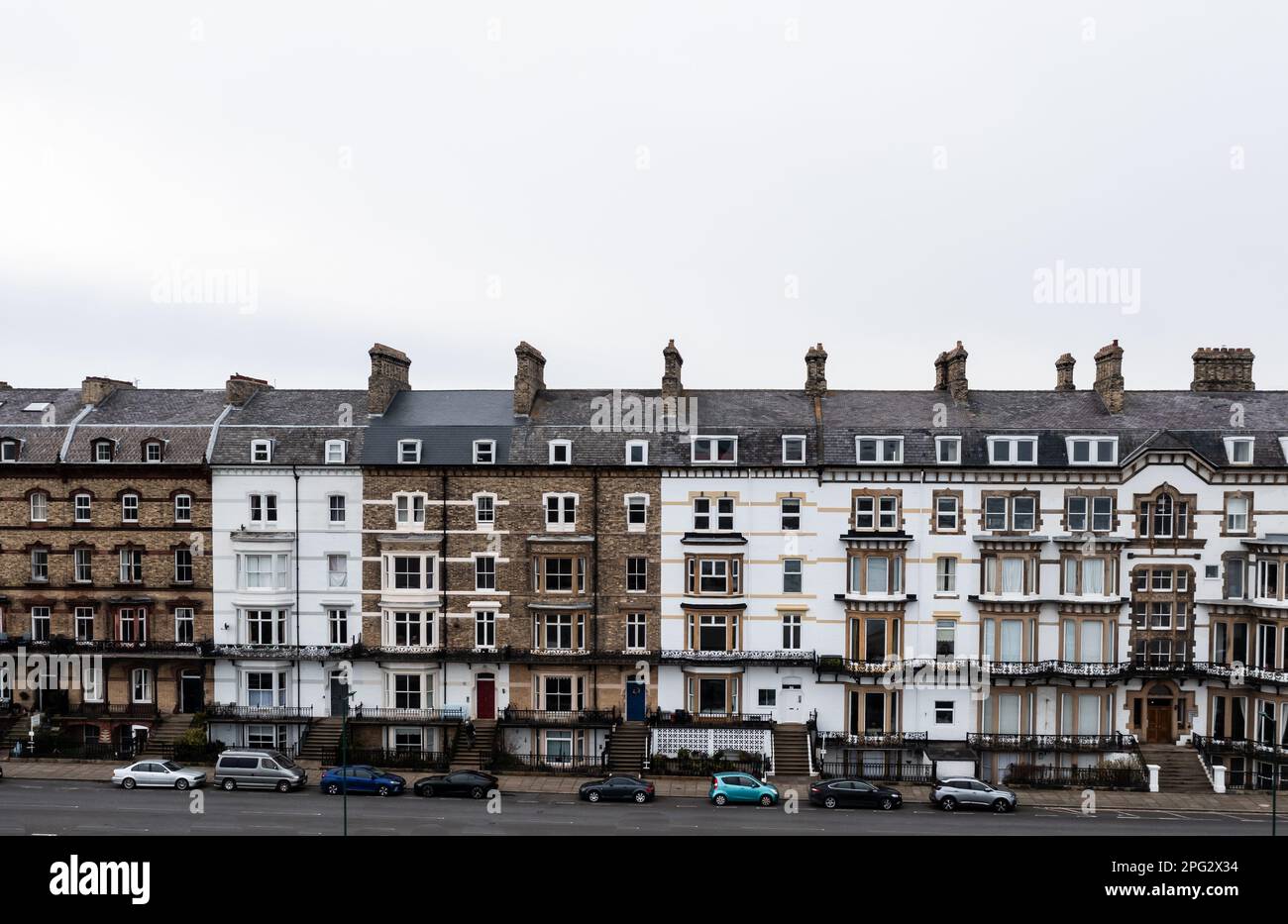 Vista aerea di una fila di vecchie case vittoriane con molti piani dal seminterrato al loft con spazio copia sopra Foto Stock