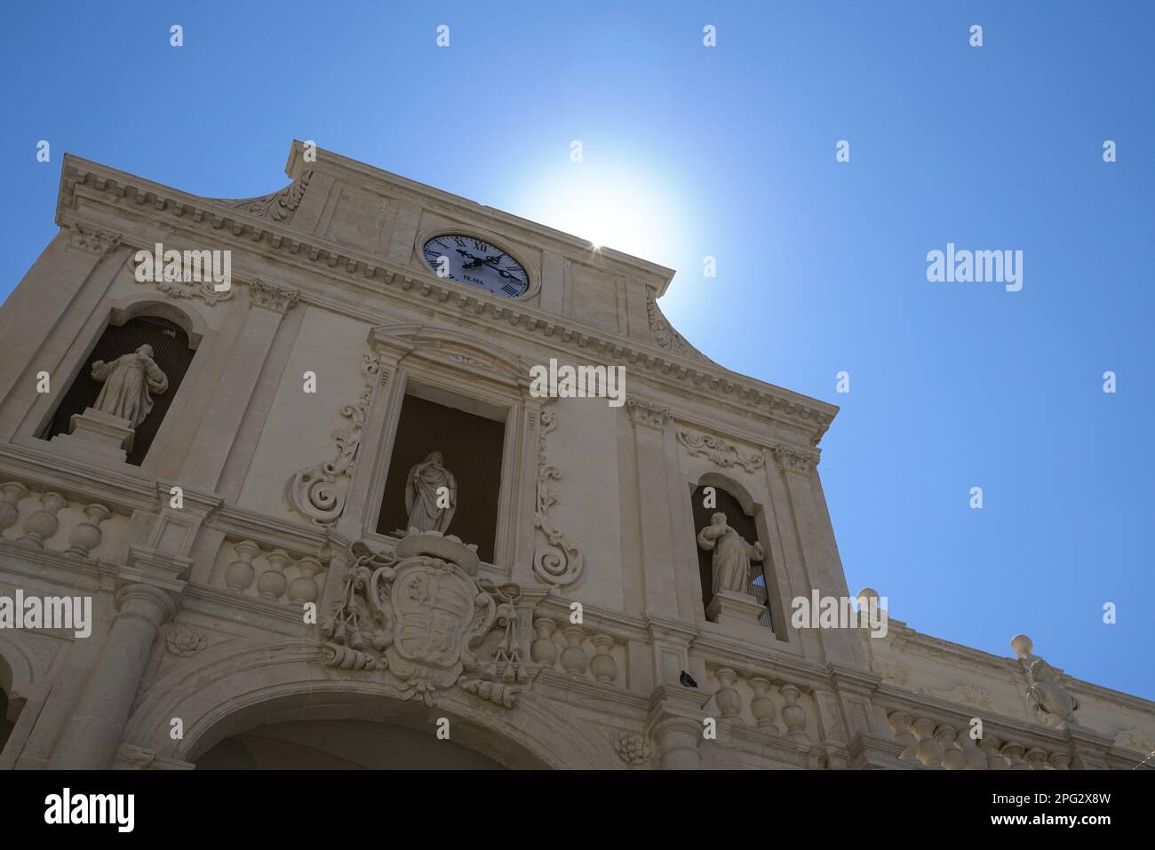 Bella cattedrale in stile barocco nella città di Lecce, attrazione per i turisti Foto Stock