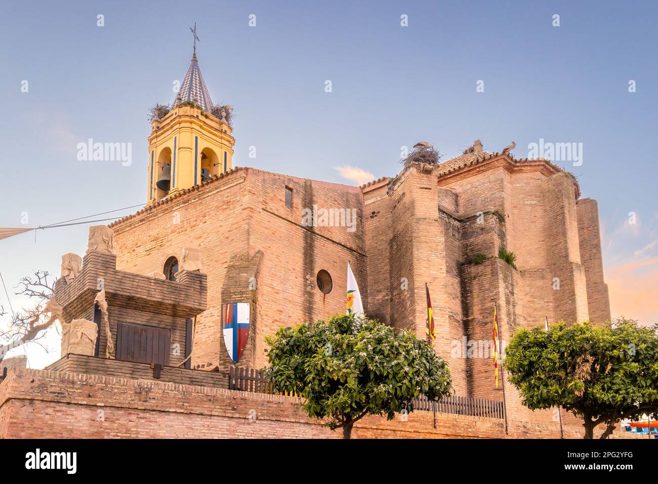 Chiesa di San Jorge Martir, San Giorgio Martire, al tramonto, nel comune di Palos de la Frontera, decorato per la celebrazione del Medioevo Foto Stock