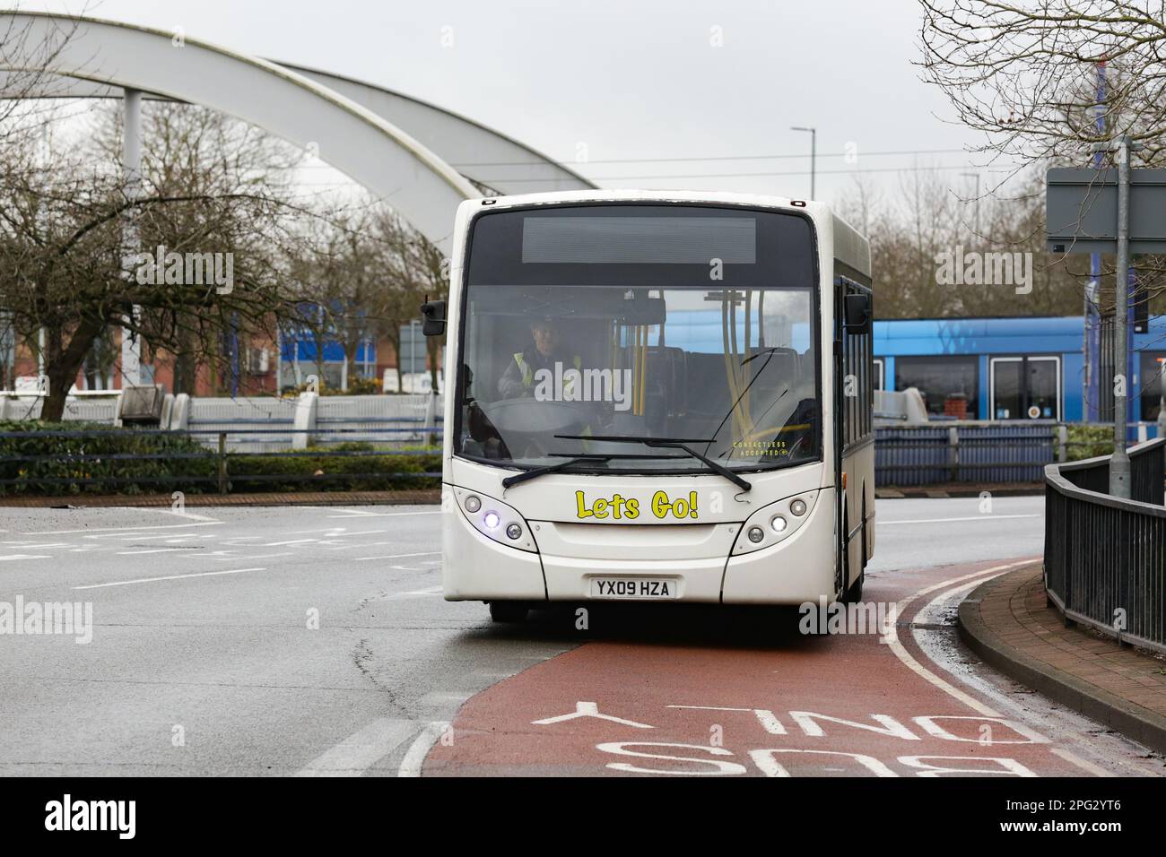 Altre compagnie di autobus, come Diamond, Let's Go e arriva hanno lavorato come di consueto durante lo sciopero degli autisti di nemberd di Tge Unite Union a Wolverhampton, Inghilterra, lunedì 20th marzo 2023. (Foto: Gustavo Pantano | NOTIZIE MI) Credit: NOTIZIE MI & Sport /Alamy Live News Foto Stock