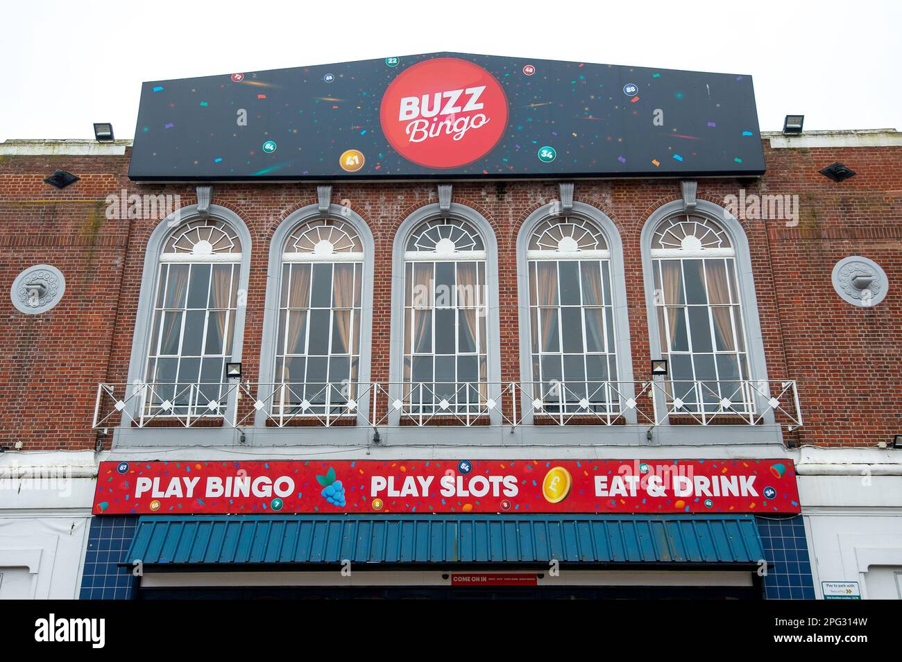 Slough, Berkshire, Regno Unito. 20th marzo, 2023. Il Buzz Bingo Hall sulla A4 in Slough è di chiudere in modo permanente come il numero di giocatori di bingo non è tornato a pre Covid-19 numeri pandemici. Il sito, un ex cinema Adelphi poi teatro ospitava artisti famosi tra cui i Beatles, Jimi Hendrix e Roy Orbison. È stato acquistato da Slough Borough Council nel 2018 per 4,6m sterline. Slough Borough Council sono £760 milioni di dollari di debito e stanno cercando di vendere il sito insieme ad altri beni della città. Credit: Maureen McLean/Alamy Live News Foto Stock