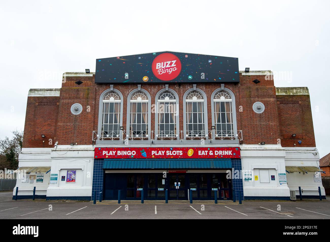 Slough, Berkshire, Regno Unito. 20th marzo, 2023. Il Buzz Bingo Hall sulla A4 in Slough è di chiudere in modo permanente come il numero di giocatori di bingo non è tornato a pre Covid-19 numeri pandemici. Il sito, un ex cinema Adelphi poi teatro ospitava artisti famosi tra cui i Beatles, Jimi Hendrix e Roy Orbison. È stato acquistato da Slough Borough Council nel 2018 per 4,6m sterline. Slough Borough Council sono £760 milioni di dollari di debito e stanno cercando di vendere il sito insieme ad altri beni della città. Credit: Maureen McLean/Alamy Live News Foto Stock