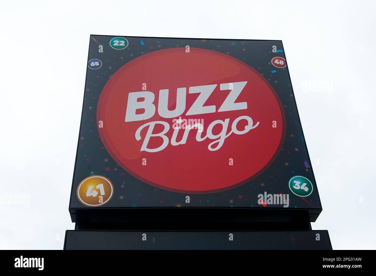 Slough, Berkshire, Regno Unito. 20th marzo, 2023. Il Buzz Bingo Hall sulla A4 in Slough è di chiudere in modo permanente come il numero di giocatori di bingo non è tornato a pre Covid-19 numeri pandemici. Il sito, un ex cinema Adelphi poi teatro ospitava artisti famosi tra cui i Beatles, Jimi Hendrix e Roy Orbison. È stato acquistato da Slough Borough Council nel 2018 per 4,6m sterline. Slough Borough Council sono £760 milioni di dollari di debito e stanno cercando di vendere il sito insieme ad altri beni della città. Credit: Maureen McLean/Alamy Live News Foto Stock