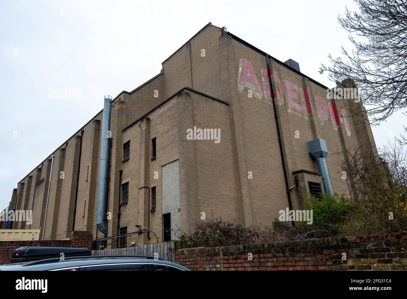 Slough, Berkshire, Regno Unito. 20th marzo, 2023. Il Buzz Bingo Hall sulla A4 in Slough è di chiudere in modo permanente come il numero di giocatori di bingo non è tornato a pre Covid-19 numeri pandemici. Il sito, un ex cinema Adelphi poi teatro ospitava artisti famosi tra cui i Beatles, Jimi Hendrix e Roy Orbison. È stato acquistato da Slough Borough Council nel 2018 per 4,6m sterline. Slough Borough Council sono £760 milioni di dollari di debito e stanno cercando di vendere il sito insieme ad altri beni della città. Credit: Maureen McLean/Alamy Live News Foto Stock