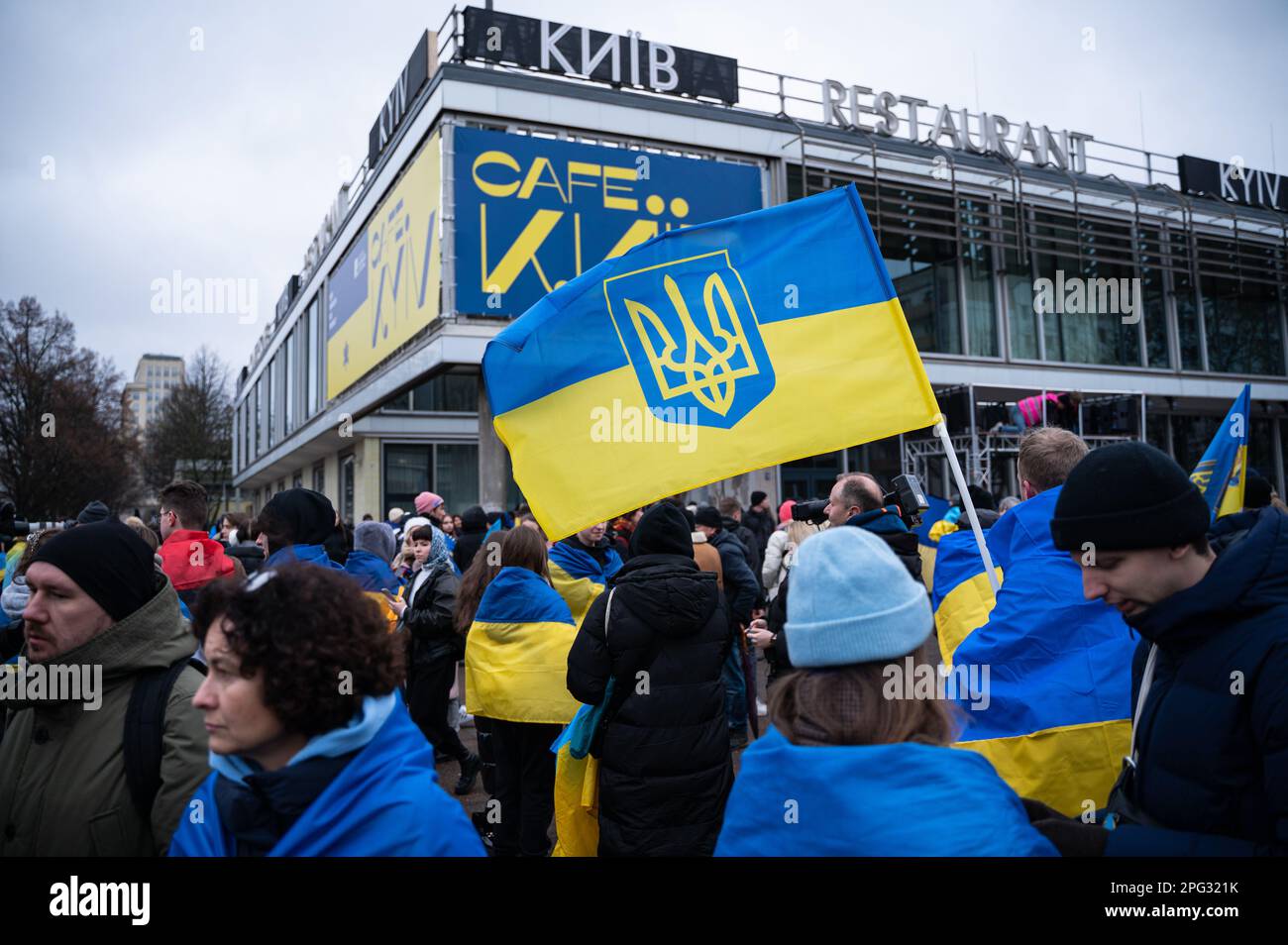 24.02.2023, Berlino, Germania, Europa - in occasione dell'anniversario dell'inizio della guerra in Ucraina da parte della Russia, diverse migliaia di manifestanti partecipano ad un raduno. Foto Stock