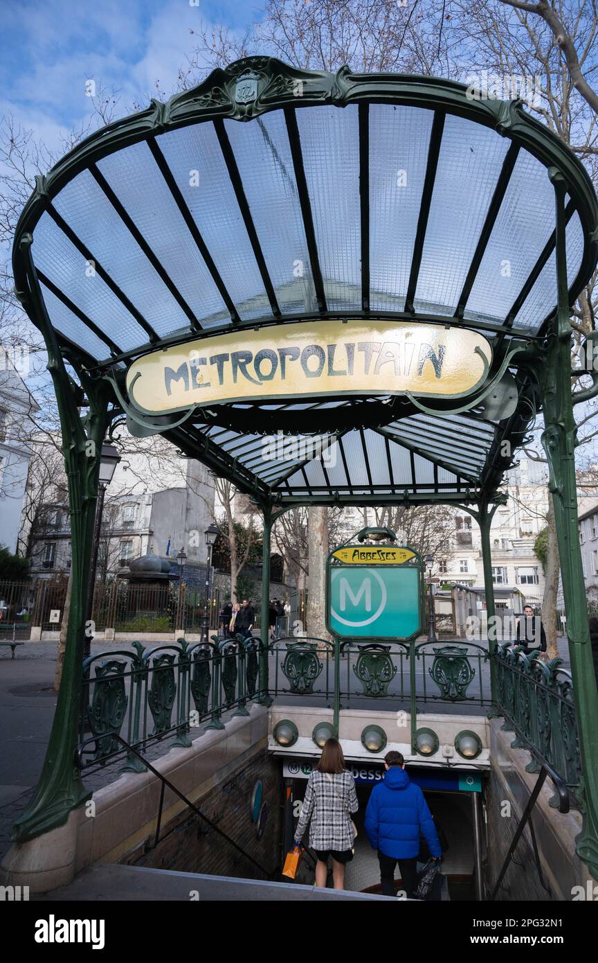 Ingresso Art Nouveau alla stazione di Abbesses sulla metropolitana di Parigi, in Francia. Progettato da Hector Guimard Foto Stock