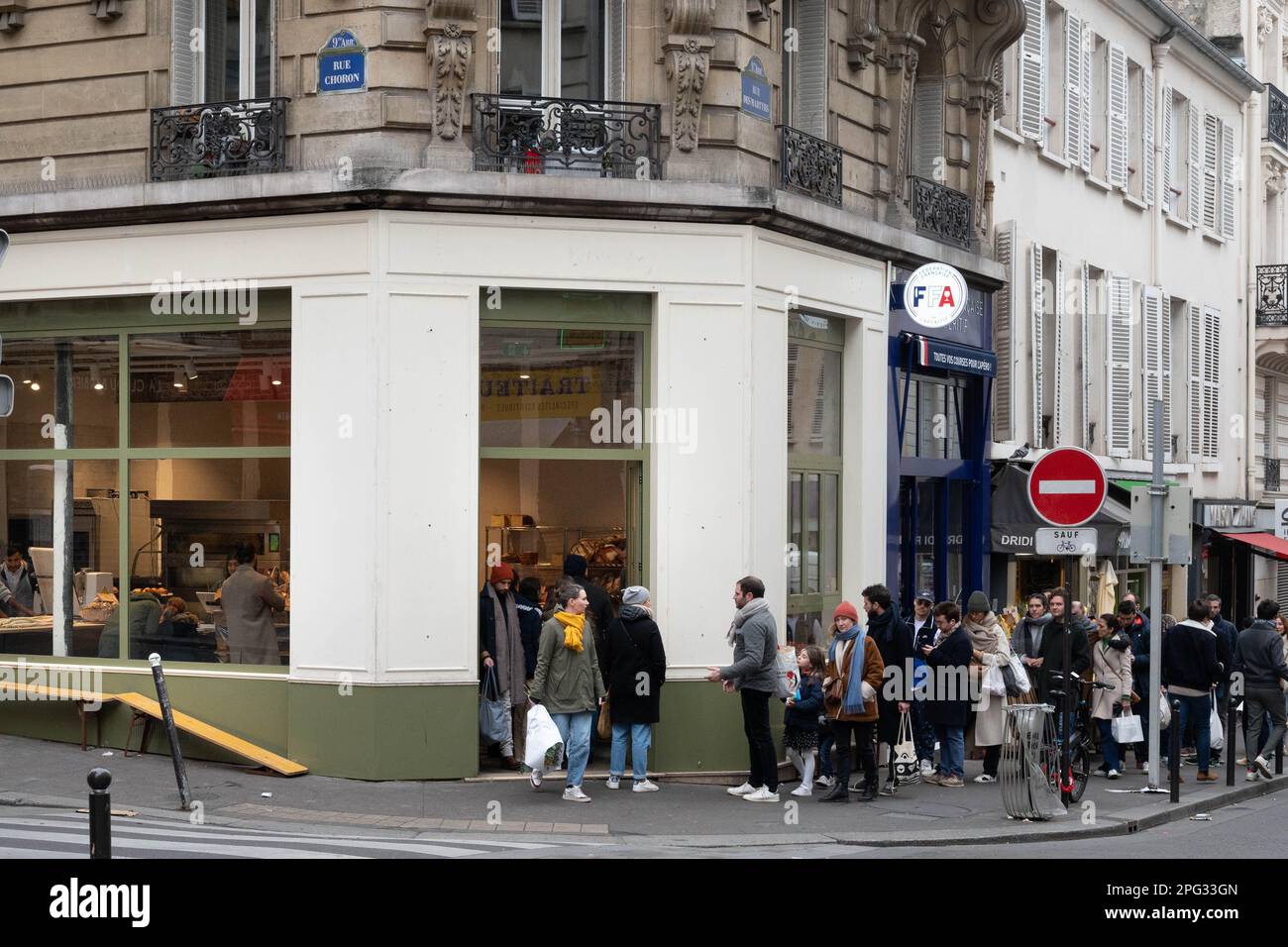 I clienti che fanno la fila per un pane e una pasticceria di qualità presso le Pain Retrouve', 18 Rue des Martyrs, vicino a Montmartre, Parigi, Francia Foto Stock