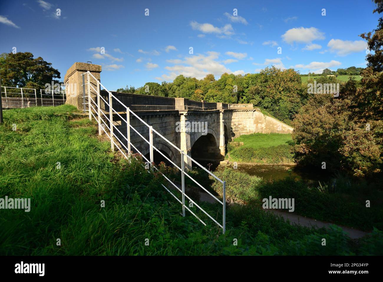 Acquedotto Avoncliff, portante il Kennet & Avon canal oltre il fiume Avon e adiacente la ferrovia. Foto Stock