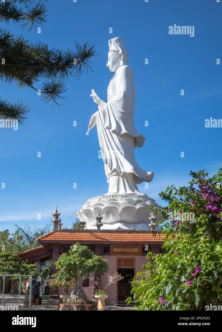 Un'enorme statua bianca presso la nuova costruzione buddista Chua Van Duc, o Pagoda Van Duc vicino Dalat nel Vietnam centrale. Foto Stock
