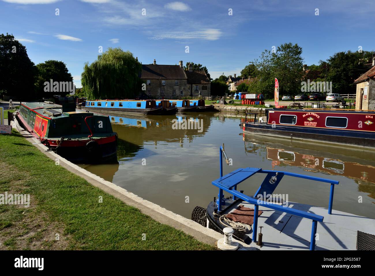 Barche strette sul canale Kennet & Avon a Bradford Wharf, Wiltshire. Foto Stock