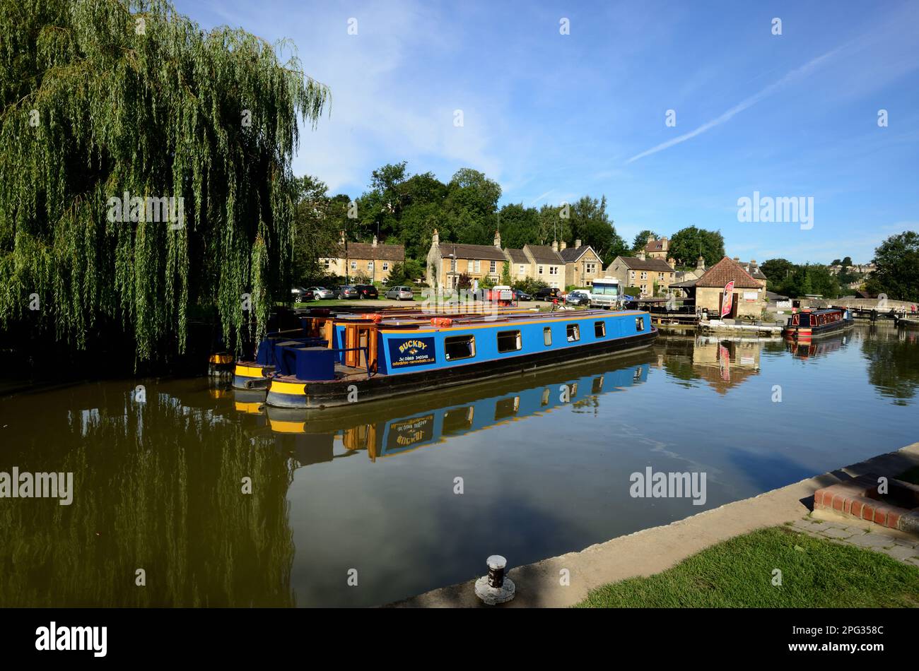 Barche strette sul canale Kennet & Avon a Bradford Wharf, Wiltshire. Foto Stock