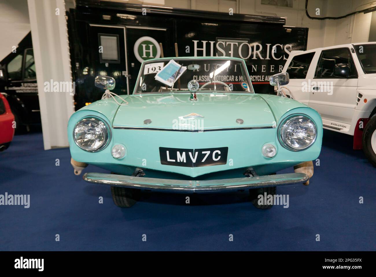 Vista frontale di a Green, 1965, Amphicar, parte della London Classic Car Auction 2023 ad Olympia, Londra Foto Stock