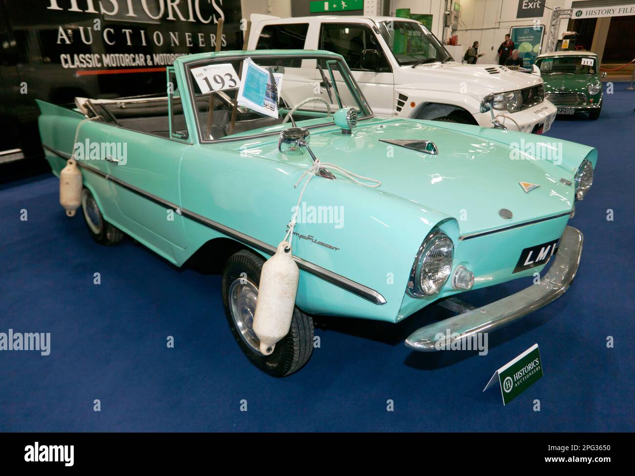 Vista frontale di tre quarti di un Green, 1965, Amphicar, parte della London Classic Car Auction 2023 ad Olympia, Londra Foto Stock