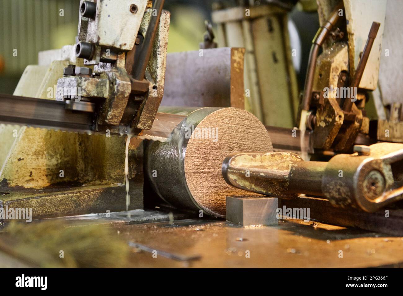 taglio di un cilindro in ghisa per la produzione di ruote di dispositivi di raffreddamento in una centrale nucleare Foto Stock