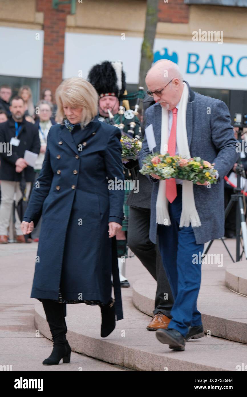 Warrington, Cheshire, Regno Unito. 20th Mar 2023. Sir John Major, famiglie e dignitari si riuniscono per ricordare i bombardamenti di Warrington, 30 anni fa. Jonathan Ball (3) e Tim Parry (12) sono morti e altri 54 feriti. Credit: Notizie dal vivo di Mark Lear / Alamy Foto Stock