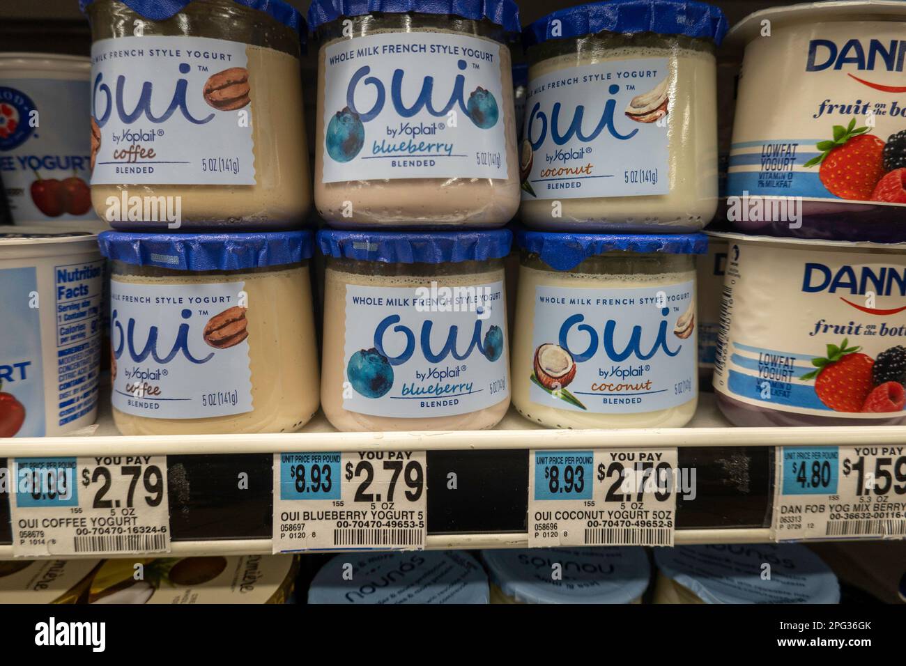 Il costo dello yogurt è aumentato in modo significativo negli ultimi anni, 2023, New York City, USA Foto Stock