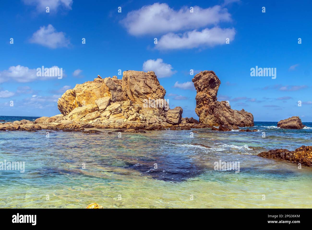 ONG Jmal Beach. Shoreline rocciosa con cielo blu chiaro a Bizerte, Tunisia Foto Stock