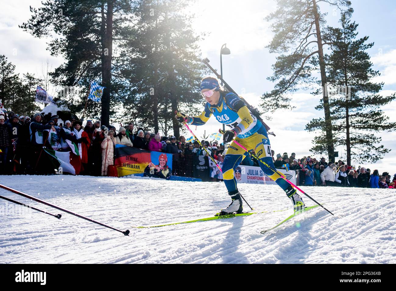 Oslo 20230318.Sweden's Anna Magnusson durante lo sprint di biathlon femminile a Holmenkollen il sabato. Foto: Javad Parsa / NTB Foto Stock