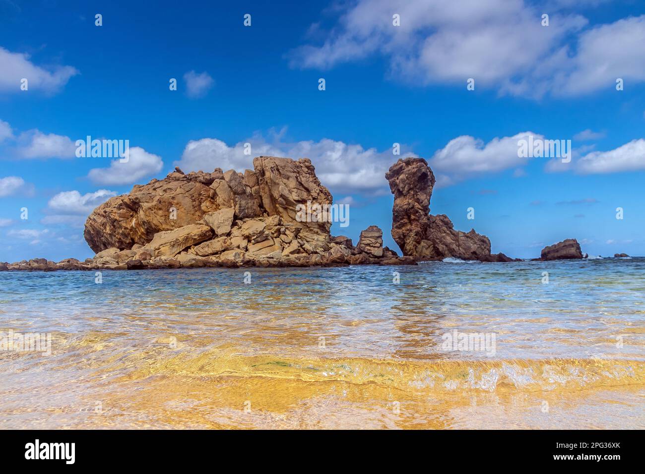 ONG Jmal Beach. Shoreline rocciosa con cielo blu chiaro a Bizerte, Tunisia Foto Stock