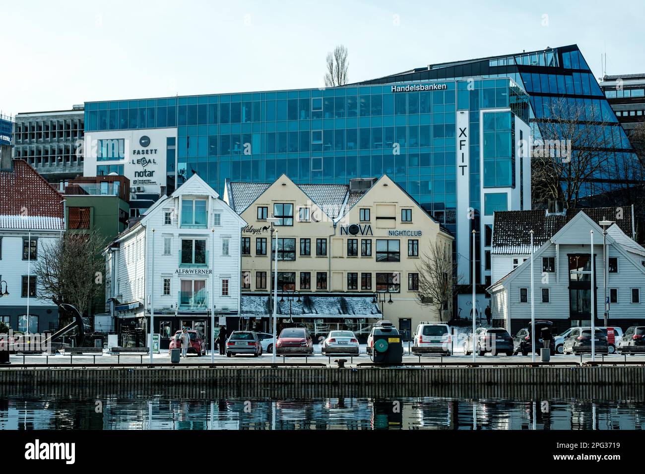 Stavanger, Norvegia, 10 2023 marzo, Handelsbanken Bank Glass Facade Building Exterior Old and New Architecture Downtown Waterside Stavanger Port Area Wi Foto Stock