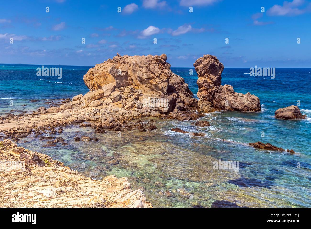 ONG Jmal Beach. Shoreline rocciosa con cielo blu chiaro a Bizerte, Tunisia Foto Stock