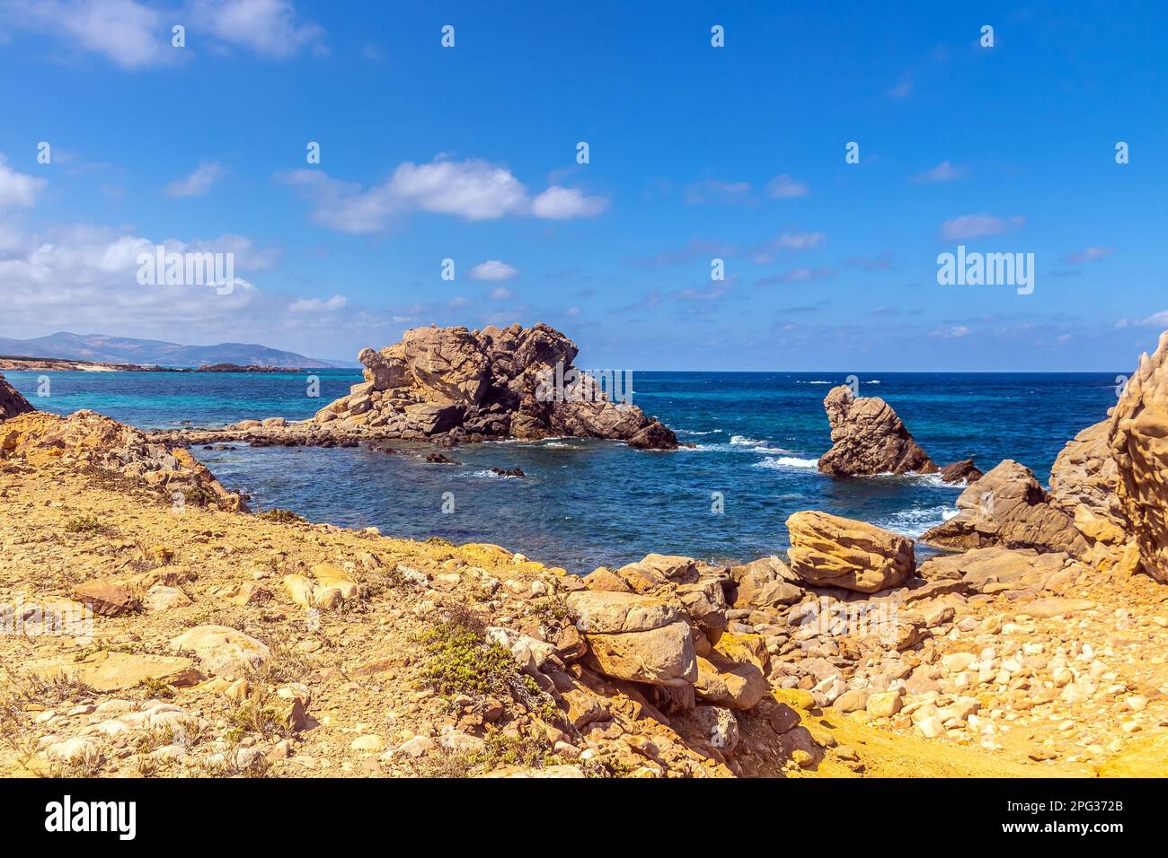 ONG Jmal Beach. Shoreline rocciosa con cielo blu chiaro a Bizerte, Tunisia Foto Stock