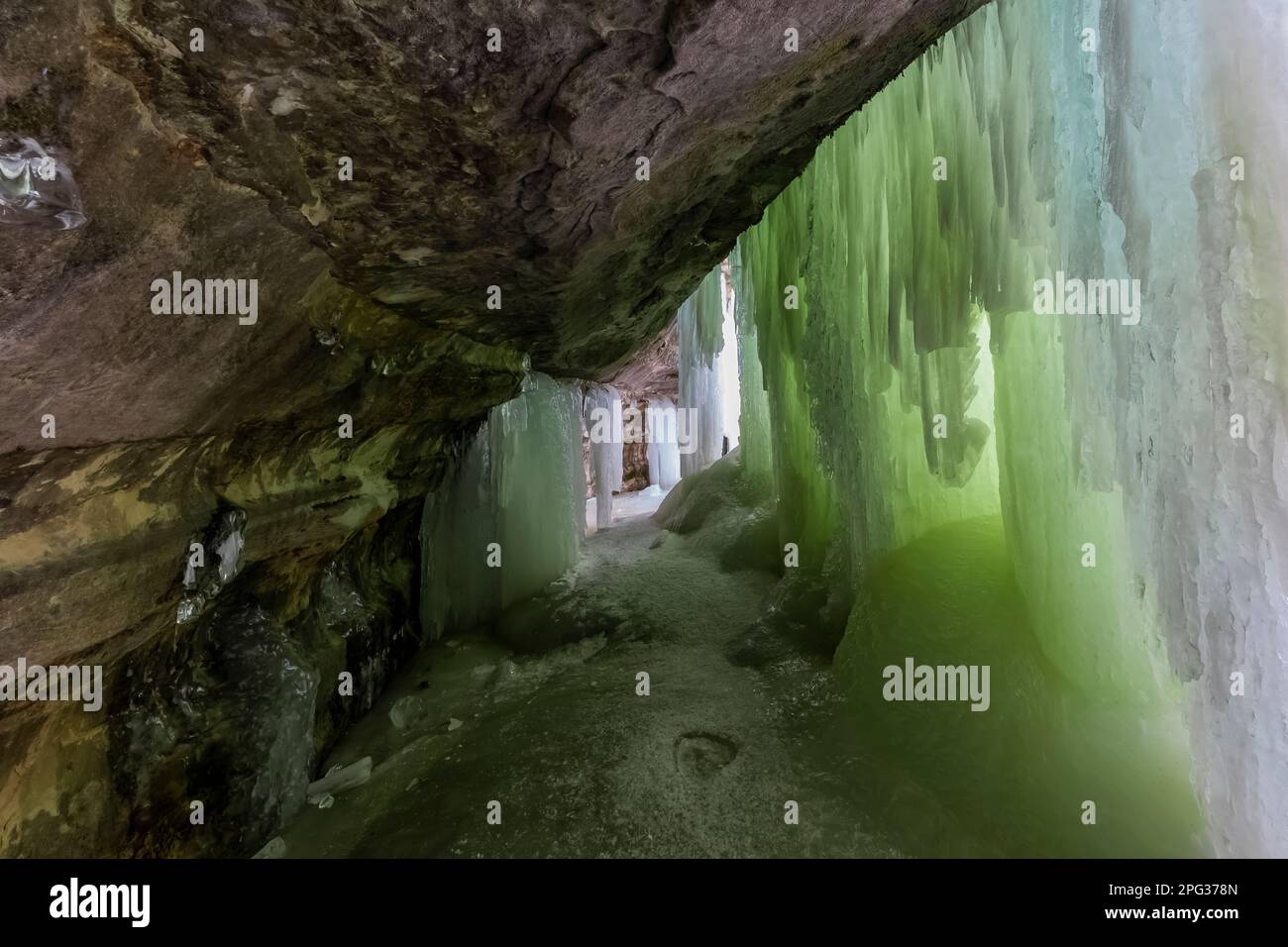 Le spettacolari formazioni di ghiaccio a cortina di Eben Ice Caves, Rock River Canyon Wilderness, Hiawatha National Forest, Michigan, USA Foto Stock