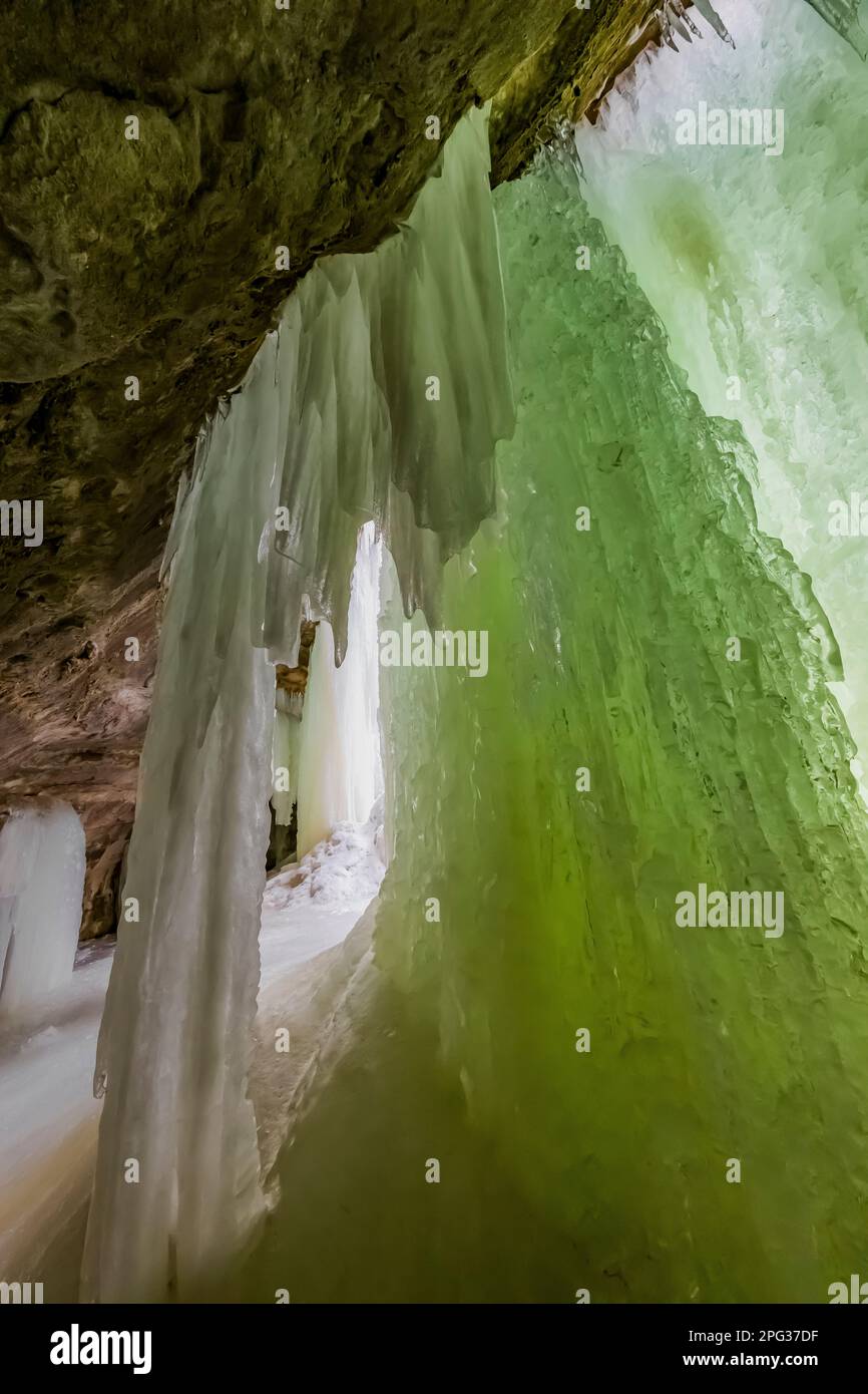 Le spettacolari formazioni di ghiaccio a cortina di Eben Ice Caves, Rock River Canyon Wilderness, Hiawatha National Forest, Michigan, USA Foto Stock