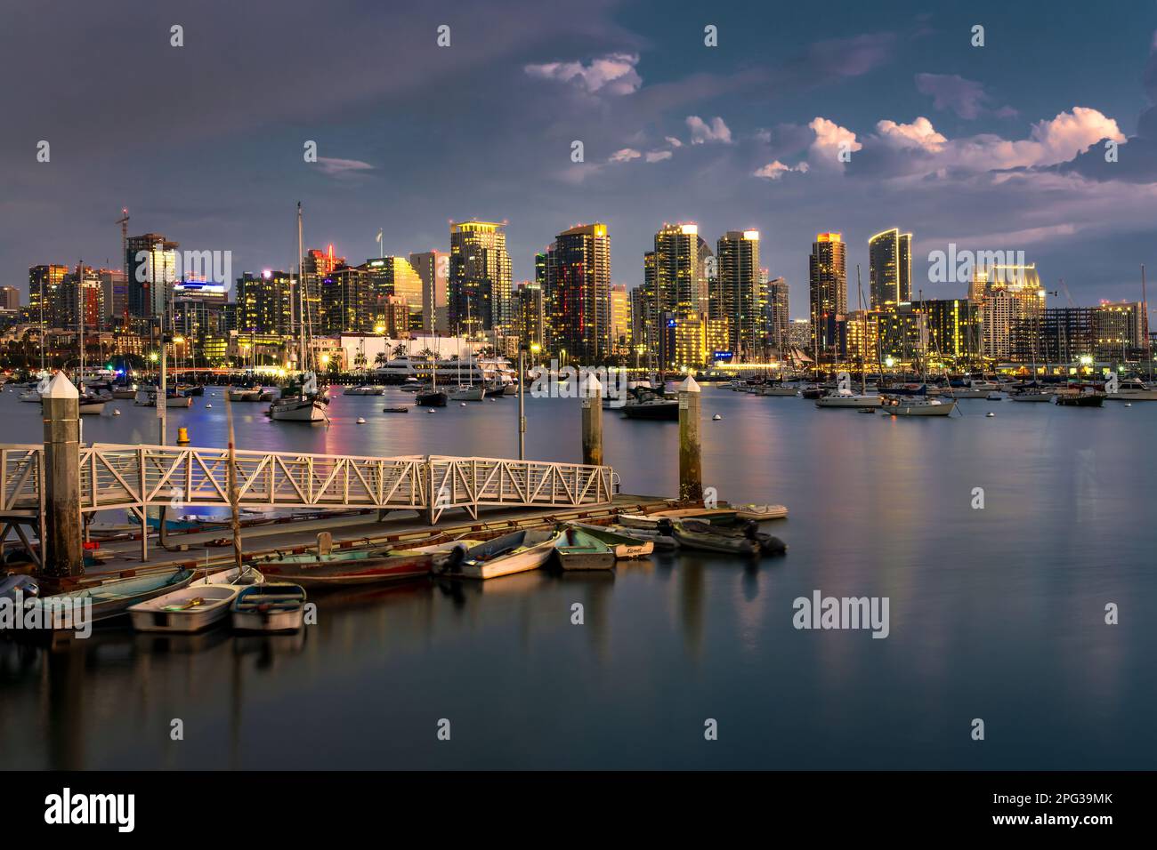 Skyline di San Diego e porto di notte, California Foto Stock