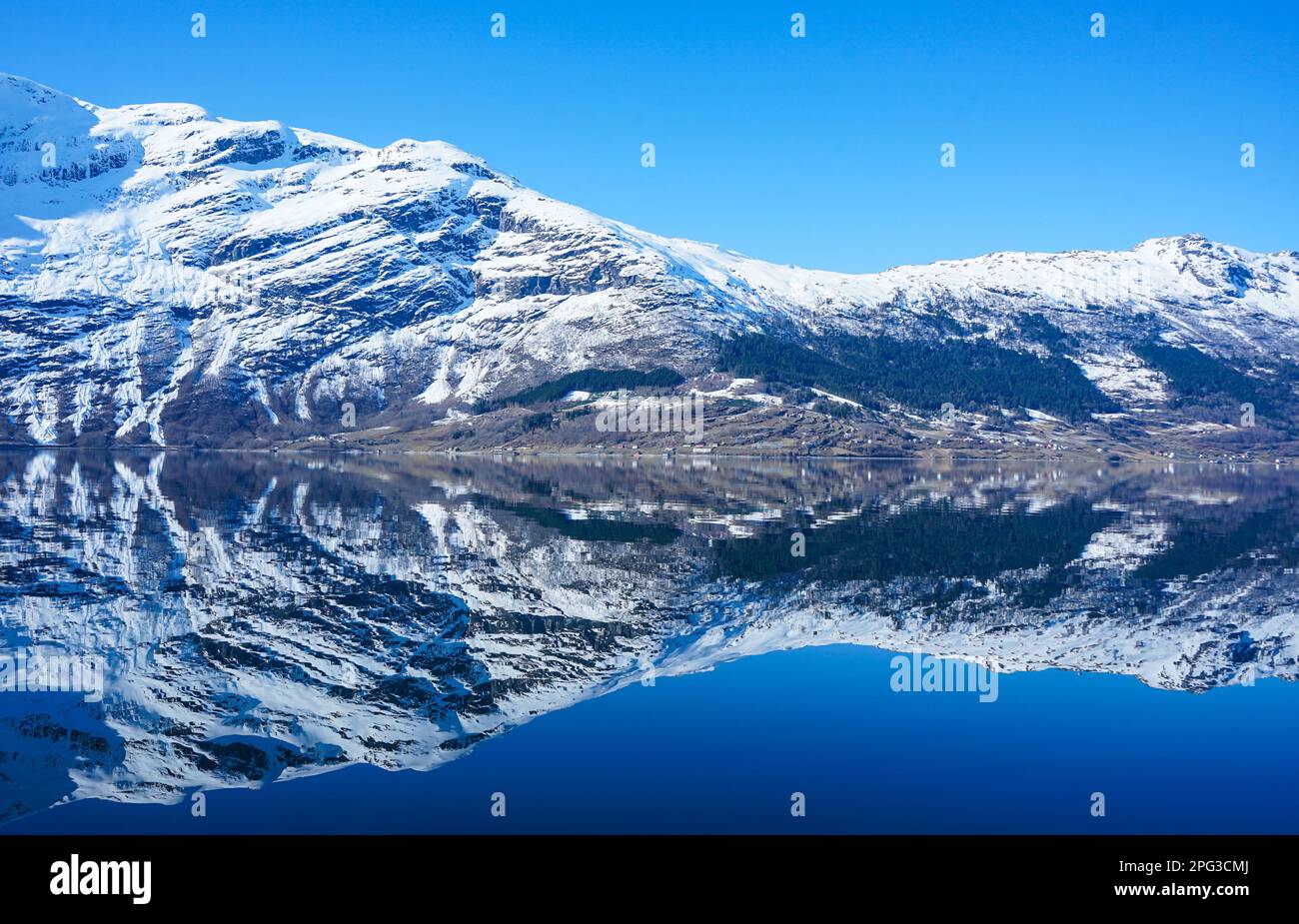 Riflessione in acqua, Hardangerfjorden, Norvegia Foto Stock