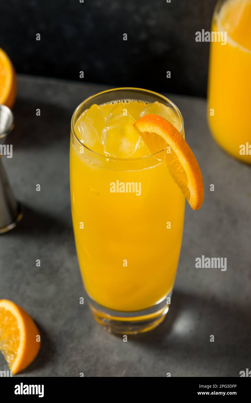 Boozy freddo Vodka cocktail di cacciaviti con succo d'arancia Foto Stock