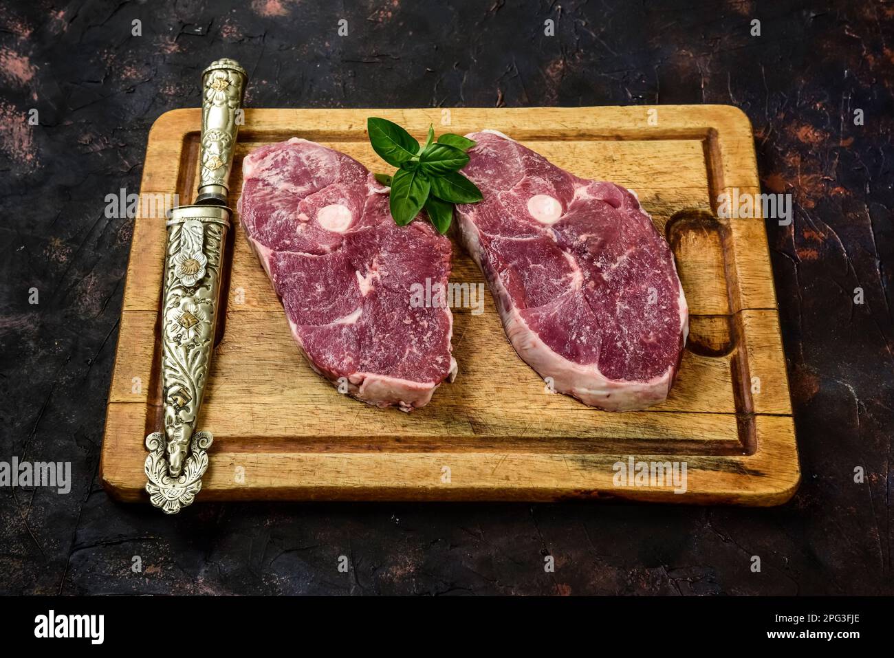 Costolette di agnello della Patagonia su tavola rustica, gastronomia argentina ed Export Food Concept Foto Stock