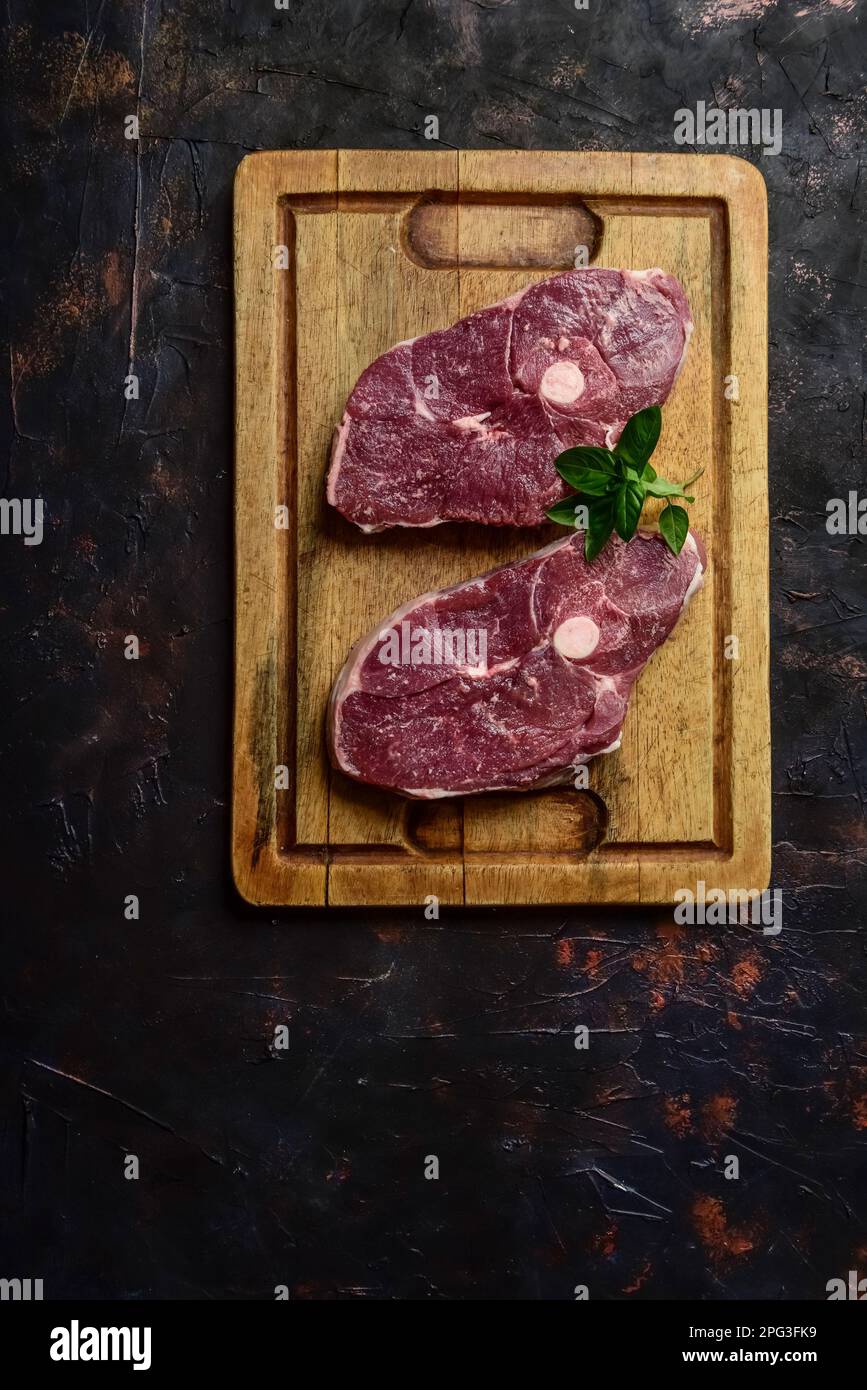 Costolette di agnello della Patagonia su tavola rustica, gastronomia argentina ed Export Food Concept Foto Stock