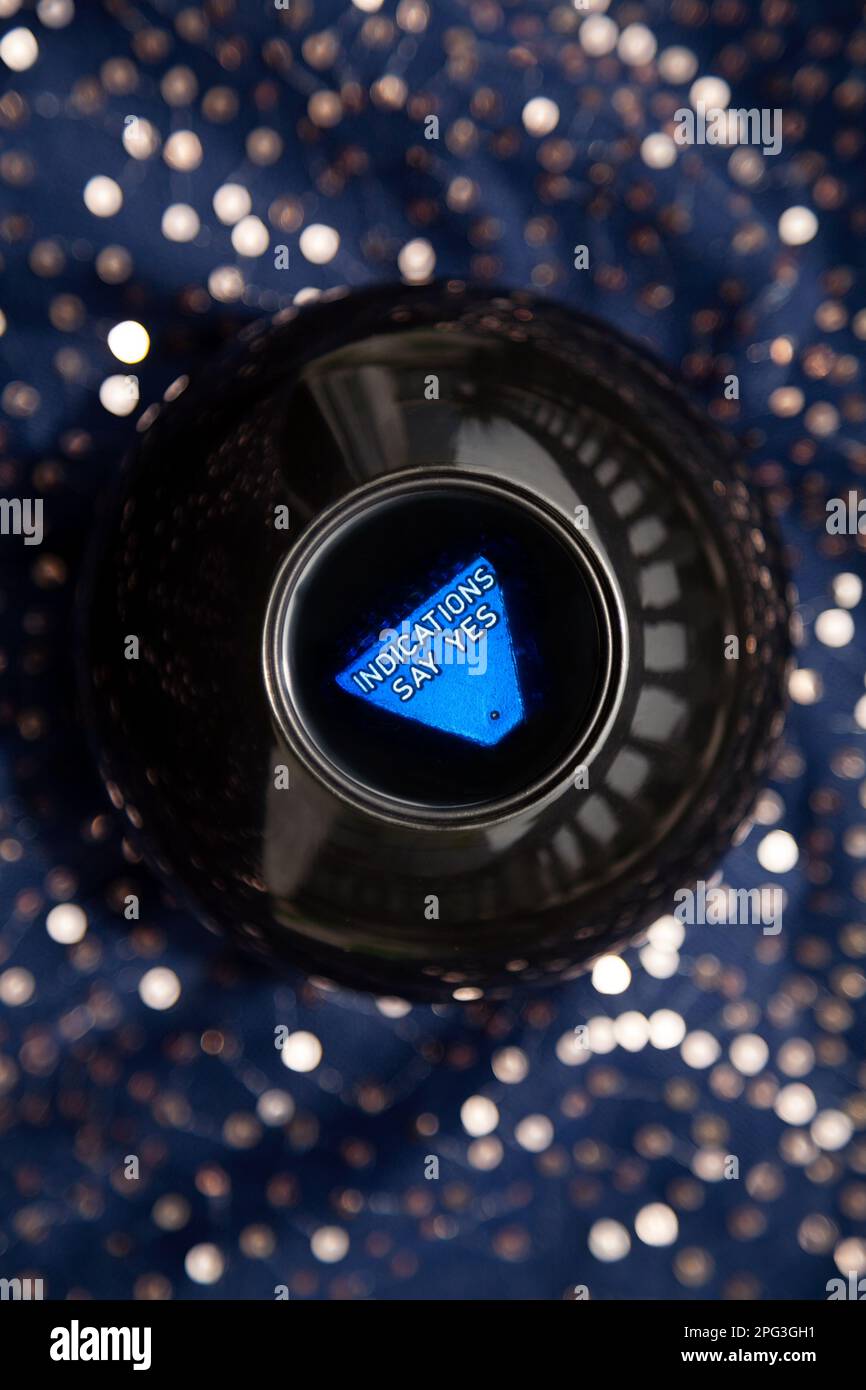 Magic ball game per predire il futuro dice indicazioni dire Sì a una domanda. Fortuna che dice giocattolo dando una risposta positiva Foto Stock