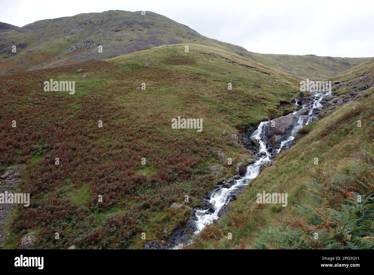 Cascate di Gatherstone Beck a Gatherstone Head sul percorso Black Sail Pass nella Mosedale Valley, Lake District National Park, Cumbria. REGNO UNITO. Foto Stock