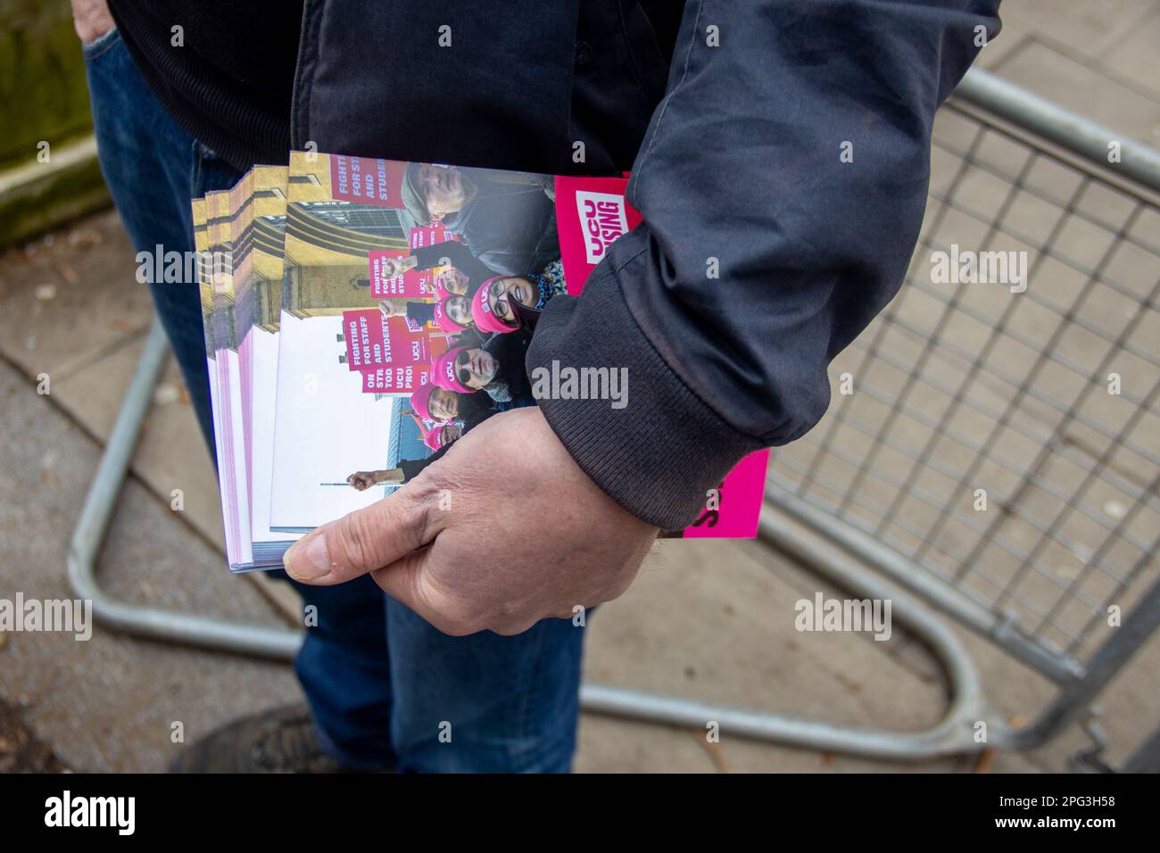 Londra, Regno Unito - 20 marzo 2023: Il personale dell'Università di Londra, SOAS e Birkbeck, è attualmente in sciopero e tiene pickets ufficiali a sostegno della retribuzione equa. Oggi, 150 università e college in tutto il Regno Unito, rappresentate da UCU, partecipano all'azione di sciopero. Credit: Sinai Noor/Alamy Live News Foto Stock