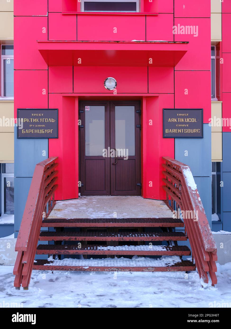 Ingresso alla sede della società mineraria russion Arktikugol. Città russa di estrazione del carbone Barentsburg a Fjord Groenfjorden, Svalbard. Il Foto Stock