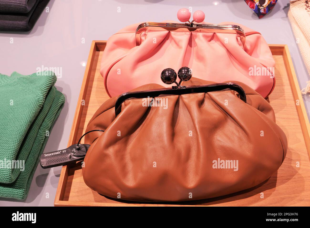 MAXMARA BORSA PER DONNA ALL'INTERNO DEL NEGOZIO DI MODA Foto Stock