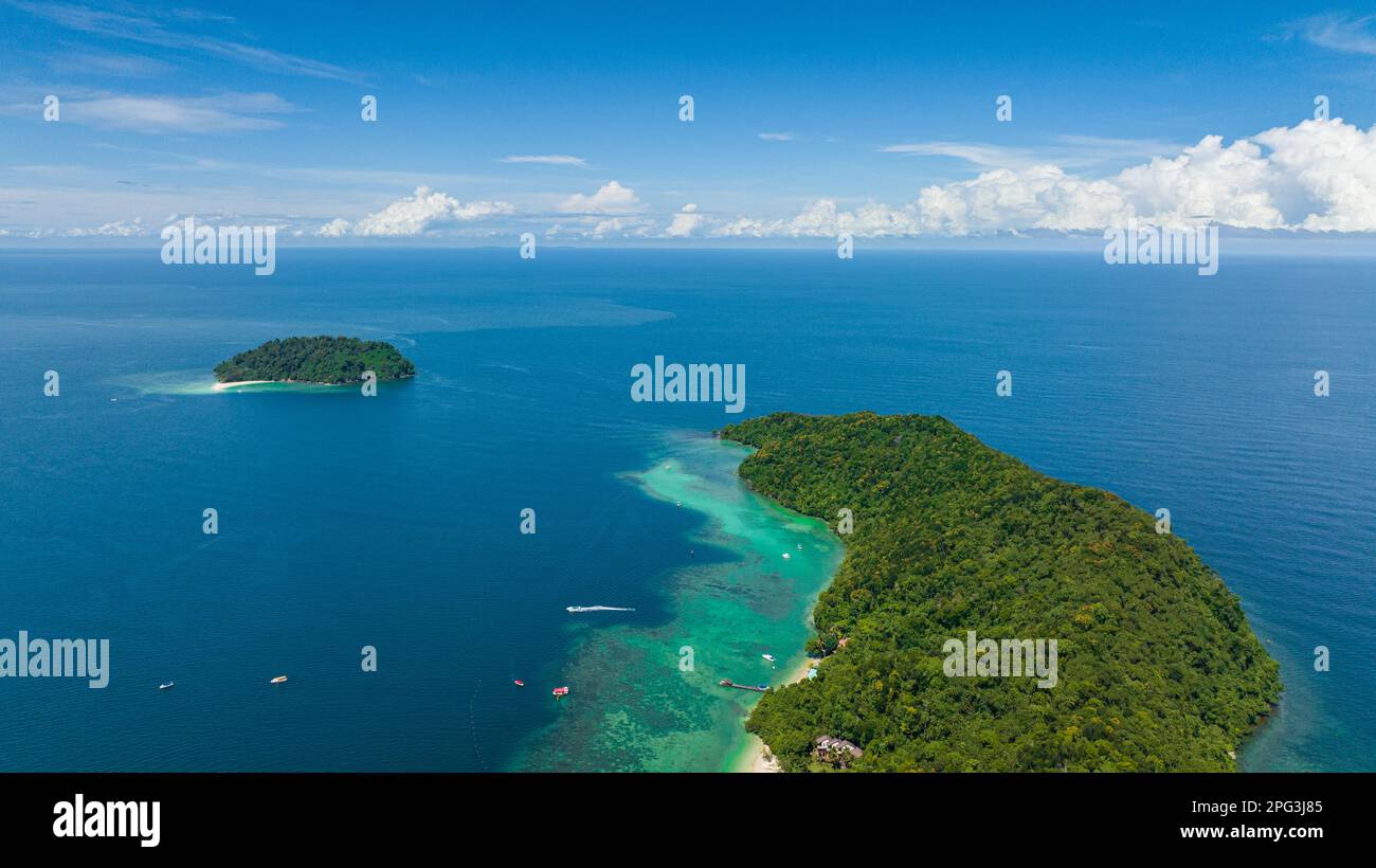 Vista dall'alto delle isole tropicali e della bellissima spiaggia. Parco Nazionale di Tunku Abdul Rahman. Manukan e Sulug isole. Kota Kinabalu, Sabah, Malesia. Foto Stock