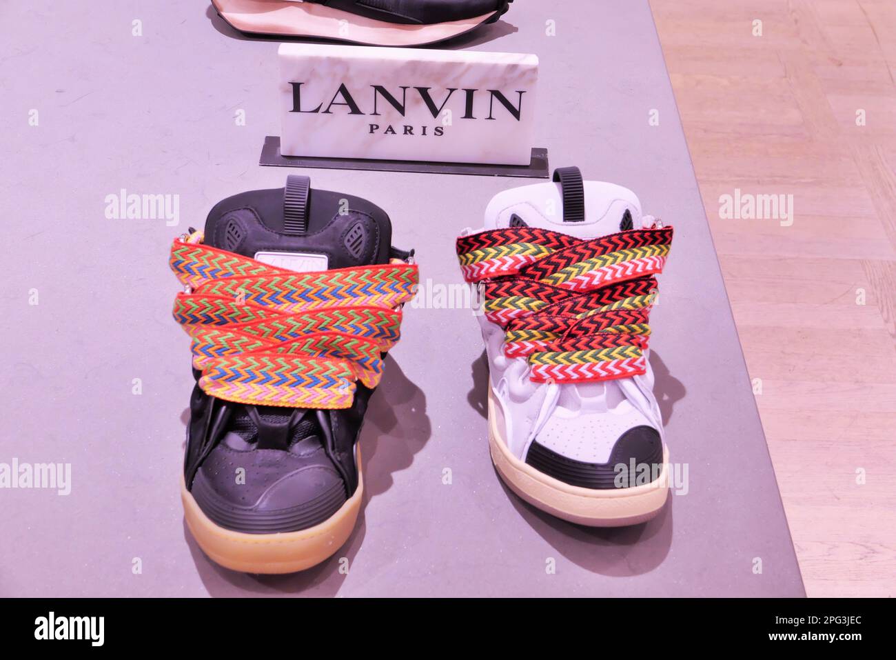 Milano - 23 settembre: donna Louis Vuitton con sacchetto con giacca nera e  pantaloni grigi davanti a Gabriele colangelo fashion show, la settimana  della moda milanese stre Foto stock - Alamy