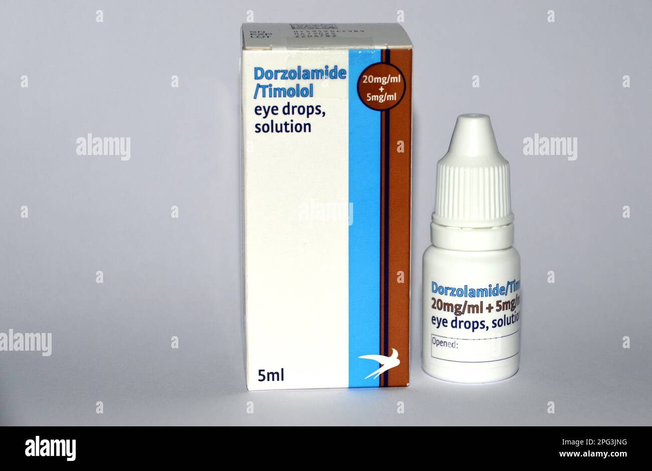 Confezione e flacone di dorzolamide/Timolol 20mg/ml + 5mg/ml soluzione per collirio di Aspire per il trattamento del glaucoma e dell'ipertensione oculare. Foto Stock