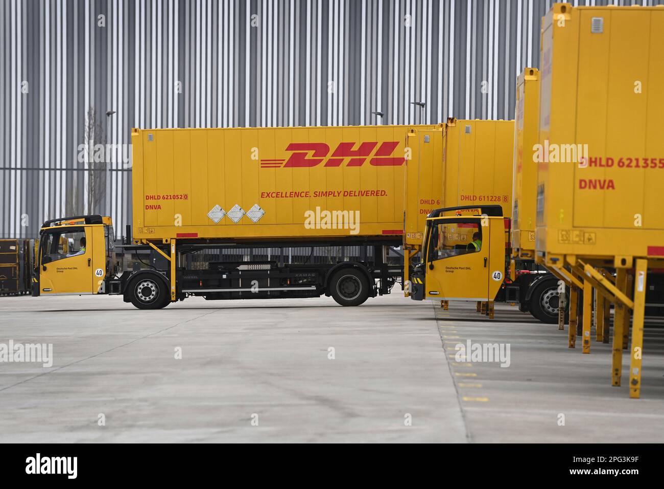 Deutsche Post DHL ha messo in funzione la più grande sede di spedizione di pacchi della Germania il 20 marzo 2023. Lavorazione fino a 72.000 pacchi all'ora nel centro pacchi Aschheim II vicino a Monaco. Un veicolo di conversione trasporta un cassone di scambio, un contenitore di trasporto, un contenitore, un contenitore di trasporto. Foto Stock