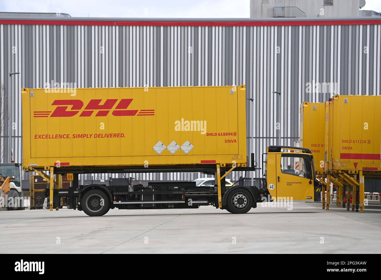 Deutsche Post DHL ha messo in funzione la più grande sede di spedizione di pacchi della Germania il 20 marzo 2023. Lavorazione fino a 72.000 pacchi all'ora nel centro pacchi Aschheim II vicino a Monaco. Un veicolo di conversione trasporta un cassone di scambio, un contenitore di trasporto, un contenitore, un contenitore di trasporto. Foto Stock