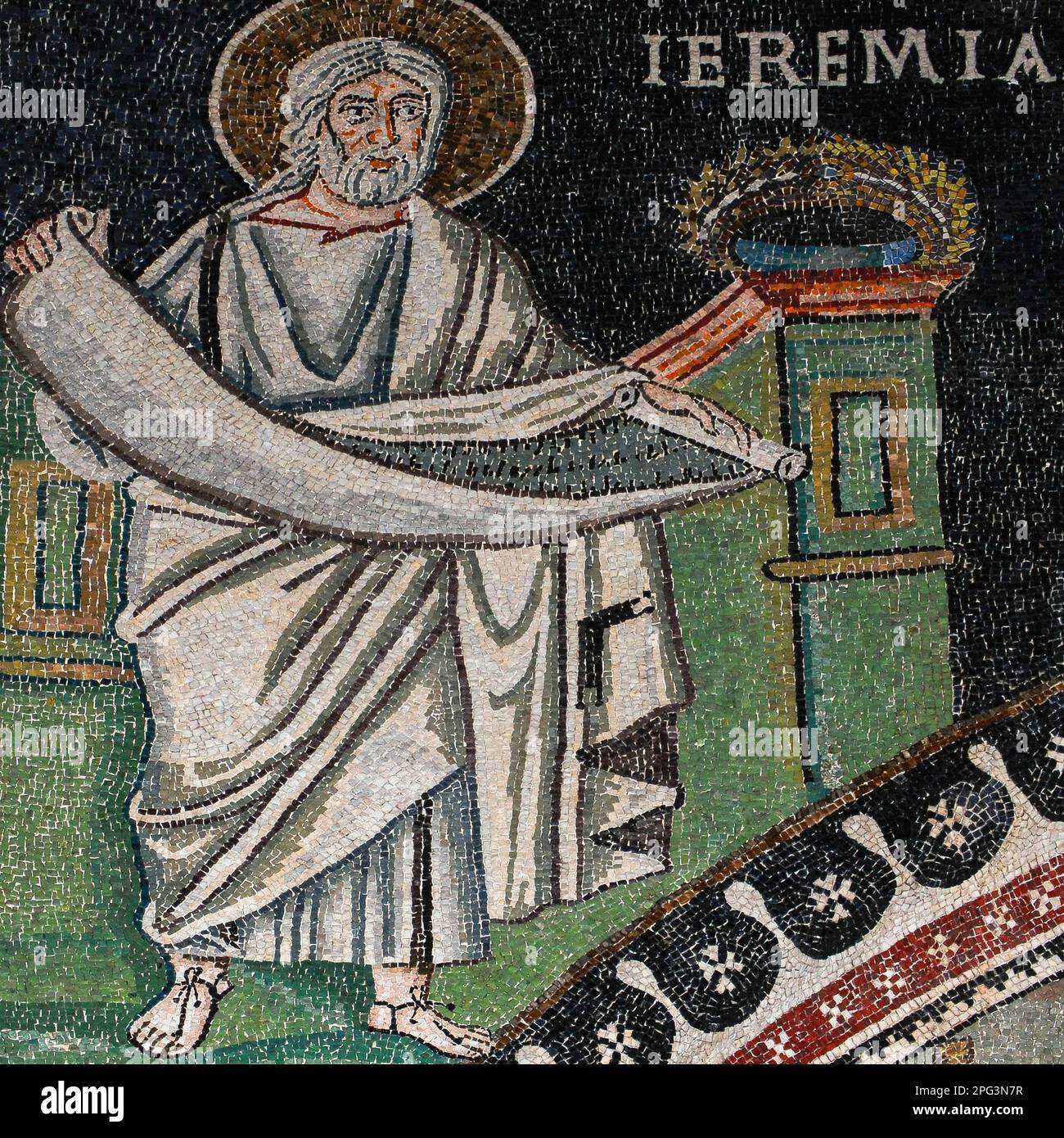 Il profeta Geremia svela un rotolo. Dettaglio del mosaico bizantino nel santuario della Basilica di San vitale, consacrato nel 547 d.C. a Ravenna, Emilia-Romagna, Italia. Il mosaico fu creato pochi anni dopo la cattura di Ravenna nel 540 d.C. da parte dell'Impero bizantino agli Ostrogoti. Il dominio bizantino di Ravenna durò fino all'VIII secolo e la città è ora considerata il più grande centro dell'Europa occidentale per lo studio dell'arte e dell'architettura bizantina. Foto Stock